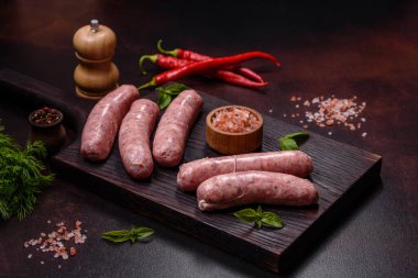 Baharatlı ve otlu çiğ ızgara sosis. Metnin için boş yer