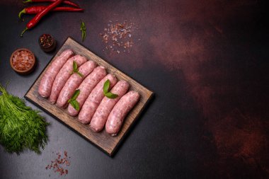 Baharatlı ve otlu çiğ ızgara sosis. Metnin için boş yer