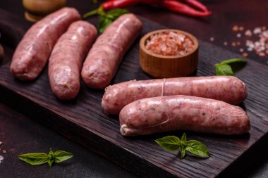 Baharatlı ve otlu çiğ ızgara sosis. Metnin için boş yer