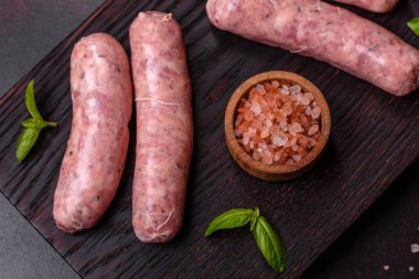 Baharatlı ve otlu çiğ ızgara sosis. Metnin için boş yer