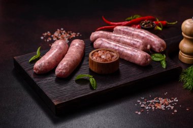 Baharatlı ve otlu çiğ ızgara sosis. Metnin için boş yer