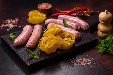 Baharatlı ve otlu çiğ ızgara sosis. Metnin için boş yer