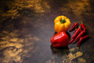 Sonbahar hasadından taze koparılmış kırmızı tatlı biber. Vejetaryen yemeği için malzeme hazırlıyorum.