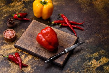 Sonbahar hasadından taze koparılmış kırmızı tatlı biber. Vejetaryen yemeği için malzeme hazırlıyorum.