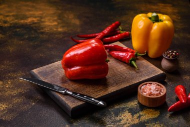 Sonbahar hasadından taze koparılmış kırmızı tatlı biber. Vejetaryen yemeği için malzeme hazırlıyorum.