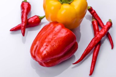 Sonbahar hasadından taze koparılmış kırmızı tatlı biber. Vejetaryen yemeği için malzeme hazırlıyorum.