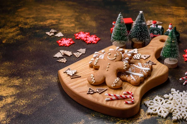 Beautiful Gingerbread Brown Ceramic Plate Christmas Tree Decorations Dark Concrete — Stock Photo, Image