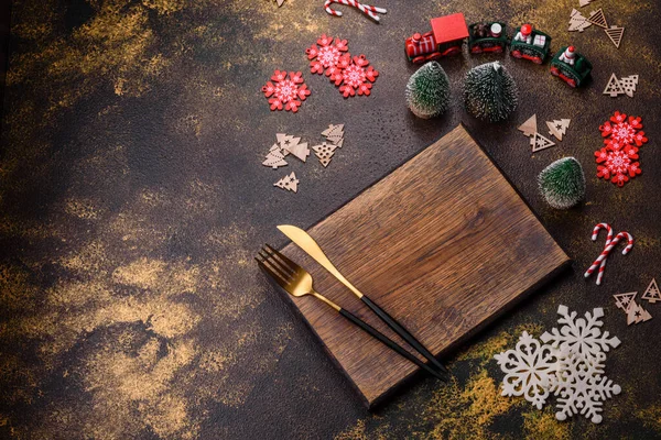 Krásný Perník Hnědém Keramickém Talíři Vánoční Ozdobou Stromku Tmavém Betonovém — Stock fotografie