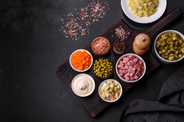 Sosis, yumurta, salatalık, bezelye, havuç ve mayonez ile nefis taze Olivier salatası. Kalorili yemek.