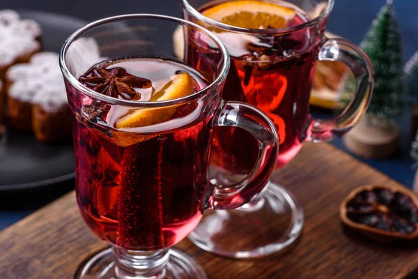 Heißer Glühwein Mit Orangenscheibe Zimt Gewürznelken Und Anderen Gewürzen Mit — Stockfoto