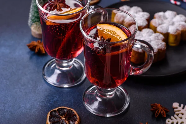 오렌지 정향등의 향신료와 초콜릿 머핀을 곁들인 뜨거운 과어두운 콘크리트 성탄절 — 스톡 사진