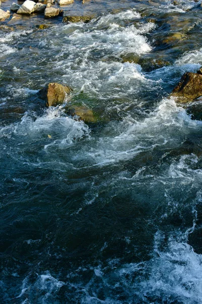 Flujo Para Río Tormentoso Entre Las Rocas Parque Otoño Día — Foto de Stock