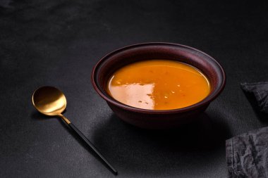 Lezzetli sıcak balkabağı ve baharatlı ve otlu havuç çorbası püresi. Vejetaryen mutfağı