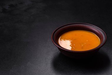 Lezzetli sıcak balkabağı ve baharatlı ve otlu havuç çorbası püresi. Vejetaryen mutfağı