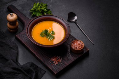 Lezzetli sıcak balkabağı ve baharatlı ve otlu havuç çorbası püresi. Vejetaryen mutfağı