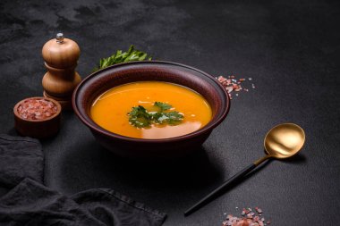 Lezzetli sıcak balkabağı ve baharatlı ve otlu havuç çorbası püresi. Vejetaryen mutfağı