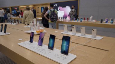 Avrupa, İtalya, Milan Ekim 2021 - Piazza Liberty 'deki yeni Apple Store, Corso Vittorio Emanuele - sergi salonunun perakendecisi - iPhone 13
