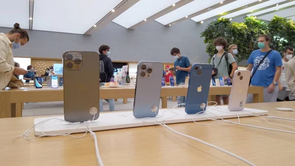 Avrupa, İtalya, Milan Ekim 2021 - Piazza Liberty 'deki yeni Apple Store, Corso Vittorio Emanuele - sergi salonunun perakendecisi - iPhone 13
