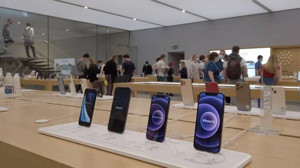 Avrupa, İtalya, Milan Ekim 2021 - Piazza Liberty 'deki yeni Apple Store, Corso Vittorio Emanuele - sergi salonunun perakendecisi - iPhone 13