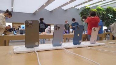 Avrupa, İtalya, Milan Ekim 2021 - Piazza Liberty 'deki yeni Apple Store, Corso Vittorio Emanuele - sergi salonunun perakendecisi - iPhone 13