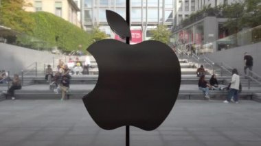 Avrupa, İtalya, Milan Ekim 2021 - Piazza Liberty 'deki yeni Apple Store, Corso Vittorio Emanuele - sergi salonunun perakende satış mağazasının içinde - Logo Apple