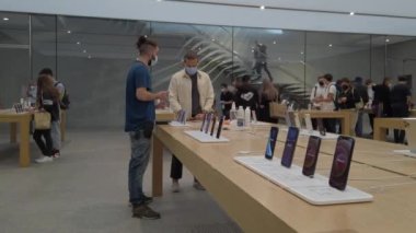 Avrupa, İtalya, Milano Ekim 2021 - Piazza Liberty 'deki yeni Apple Mağazası, Corso Vittorio Emanuele şehir merkezindeki - sergi salonunun perakende satış mağazasının içinde  