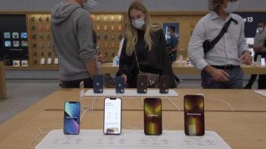 Avrupa, İtalya, Milano Ekim 2021 - Piazza Liberty 'deki yeni Apple Mağazası, Corso Vittorio Emanuele şehir merkezindeki - sergi salonunun perakende satış mağazasının içinde  