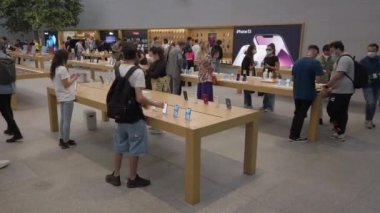Avrupa, İtalya, Milan Ekim 2021 - Piazza Liberty 'deki yeni Apple Store, Corso Vittorio Emanuele - sergi salonunun perakendecisi - iPhone 13