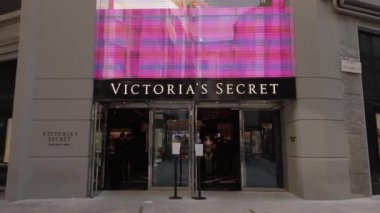 Avrupa, İtalya, Milan Ekim 2021 - Corso Vittorio Emanuele şehir merkezindeki Victoria 's Secret perakende satış mağazası