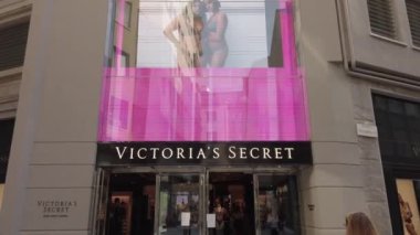 Avrupa, İtalya, Milan Ekim 2021 - Corso Vittorio Emanuele şehir merkezindeki Victoria 's Secret perakende satış mağazası
