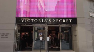 Avrupa, İtalya, Milan Ekim 2021 - Corso Vittorio Emanuele şehir merkezindeki Victoria 's Secret perakende satış mağazası