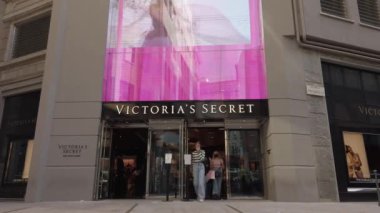 Avrupa, İtalya, Milan Ekim 2021 - Corso Vittorio Emanuele şehir merkezindeki Victoria 's Secret perakende satış mağazası