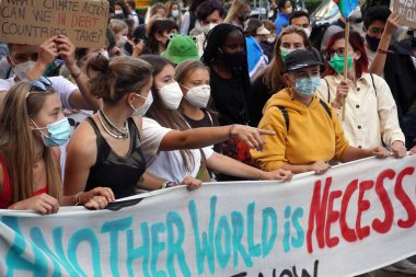Milano - Greta Thunberg ve Vanessa Nakate al Friday for Future Youth 4 Climate - Manifastazione Studentesca contro i cambiamenti climatici