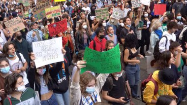 Avrupa, İtalya, Milan Ekim 2021 - Gelecekteki Gençlik 4 İklim - İklim değişikliği ve küresel ısınmaya karşı öğrenci gösterileri - Greta Thunberg ve Vanessa Nakate protestocular arasında