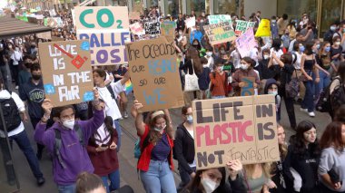 Avrupa, İtalya, Milan Ekim 2021 - Gelecekteki Gençlik 4 İklim - İklim değişikliği ve küresel ısınmaya karşı öğrenci gösterileri - Greta Thunberg ve Vanessa Nakate protestocular arasında