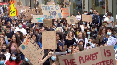 Avrupa, İtalya, Milan Ekim 2021 - Gelecekteki Gençlik 4 İklim - İklim değişikliği ve küresel ısınmaya karşı öğrenci gösterileri - Greta Thunberg ve Vanessa Nakate protestocular arasında