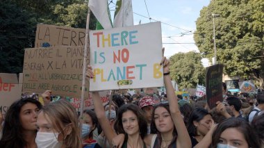 Avrupa, İtalya, Milan Ekim 2021 - Gelecekteki Gençlik 4 İklim - İklim değişikliği ve küresel ısınmaya karşı öğrenci gösterileri - Greta Thunberg ve Vanessa Nakate protestocular arasında