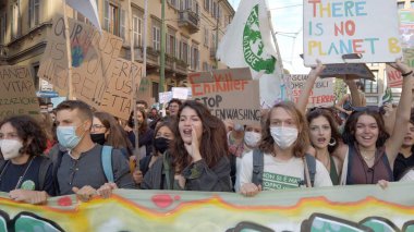 Avrupa, İtalya, Milan Ekim 2021 - Gelecekteki Gençlik 4 İklim - İklim değişikliği ve küresel ısınmaya karşı öğrenci gösterileri - Greta Thunberg ve Vanessa Nakate protestocular arasında