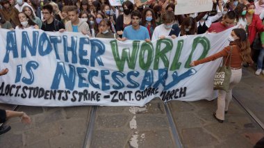 Avrupa, İtalya, Milan Ekim 2021 - Gelecekteki Gençlik 4 İklim - İklim değişikliği ve küresel ısınmaya karşı öğrenci gösterileri - Greta Thunberg ve Vanessa Nakate protestocular arasında