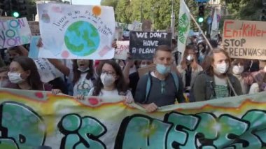 Avrupa, İtalya, Milan Ekim 2021 - Gelecekteki Gençlik 4 İklim - İklim değişikliği ve küresel ısınmaya karşı öğrenci gösterileri - Greta Thunberg ve Vanessa Nakate protestocular arasında