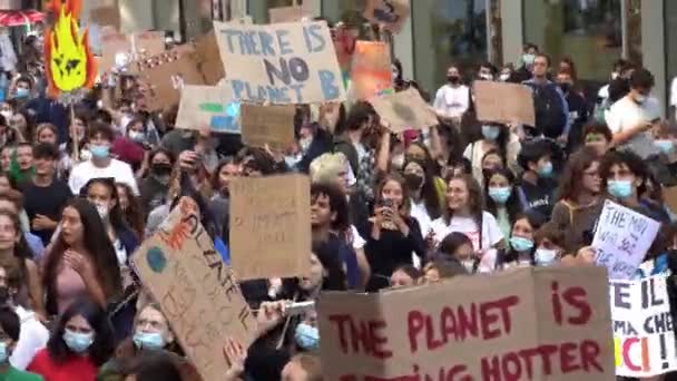 2021年10月 未来青年4日星期五 反对气候变化和全球变暖的学生示威活动 抗议者之间的Greta Thunberg Vanessa Nakate — 图库视频影像