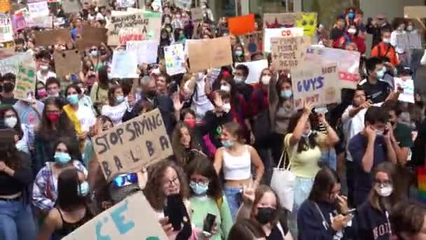 ヨーロッパ イタリア ミラノ2021年10月 未来の若者のための金曜日4気候 気候変動と地球温暖化に対する学生のデモンストレーション グレタ トゥンベルク ヴァネッサ抗議者間のナケート — ストック動画