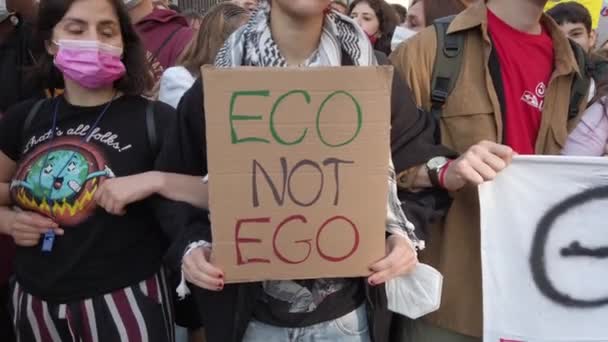 2021年10月 未来青年4日星期五 反对气候变化和全球变暖的学生示威活动 抗议者之间的Greta Thunberg Vanessa Nakate — 图库视频影像