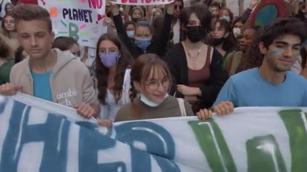ヨーロッパ イタリア ミラノ2021年10月 未来の若者のための金曜日4気候 気候変動と地球温暖化に対する学生のデモンストレーション グレタ トゥンベルク ヴァネッサ抗議者間のナケート — ストック動画