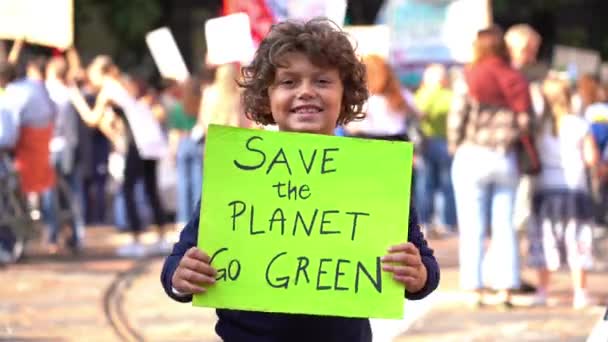 Italia Milano Activist Boy Dziecko Lat Znakiem Uratuj Planetę Przejdź — Wideo stockowe