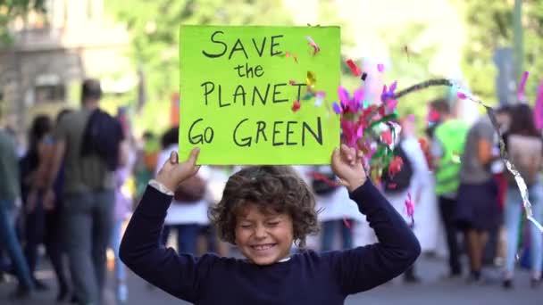 Italia Milano Activist Boy Dziecko Lat Znakiem Uratuj Planetę Przejdź — Wideo stockowe