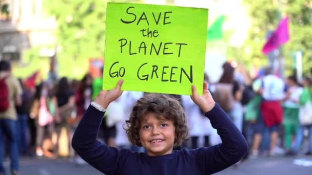 Italia Milano Activist Boy Gyermek Éves Felirattal Planet Green Friday — Stock videók