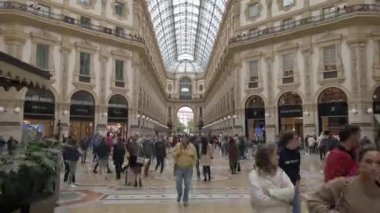 Avrupa, İtalya Milano Ekim 2021 - Hyper Lapse, Vittorio Emanuele Galerisi 'ndeki zaman aşımı, Duomo katedrali Covid-19 Coronavirus - Şehir merkezinde yürüyen halk ve turistler