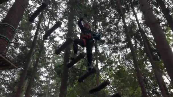 Jarige Jongen Avonturenpark Bosbos Bomen Beklimmen Zware Balanstests Met Helm — Stockvideo