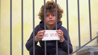 Avrupa, İtalya, 7 yaşında maskeli çocuk Covid-19 Coronavirus salgınına karşı vax yazmamış.